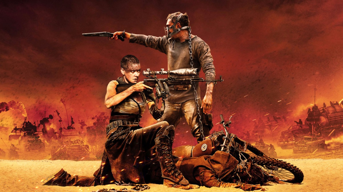 Poster oficial Mad Max: Fury Road cu Charlize Theron și Tom Hardy, fundal cu furtună portocalie, amândoi au arme