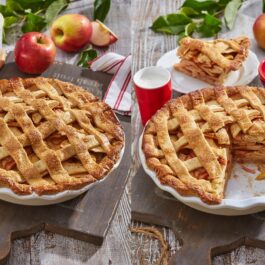 Colaj de poze cu prezentarea plăcintei americane cu mere, întreagă și secționată
