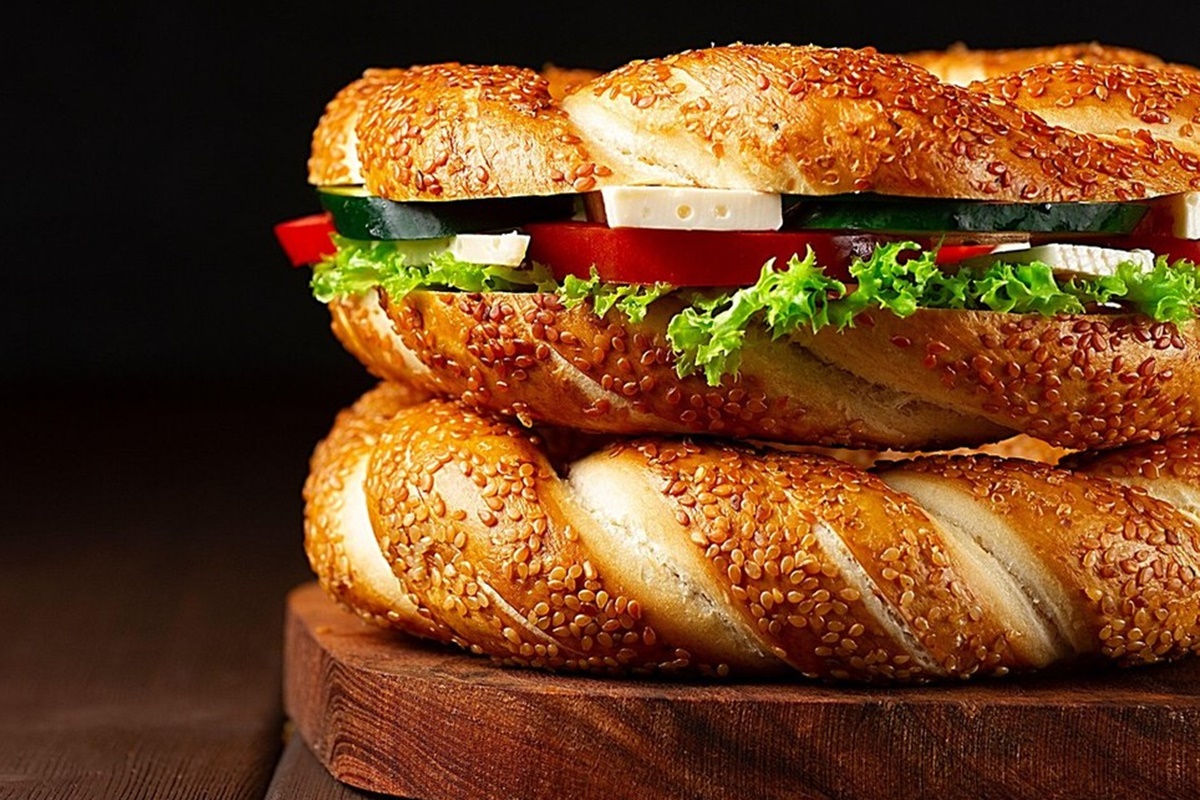 Doi covrigi turcești cu susan, unul făcut sandviș