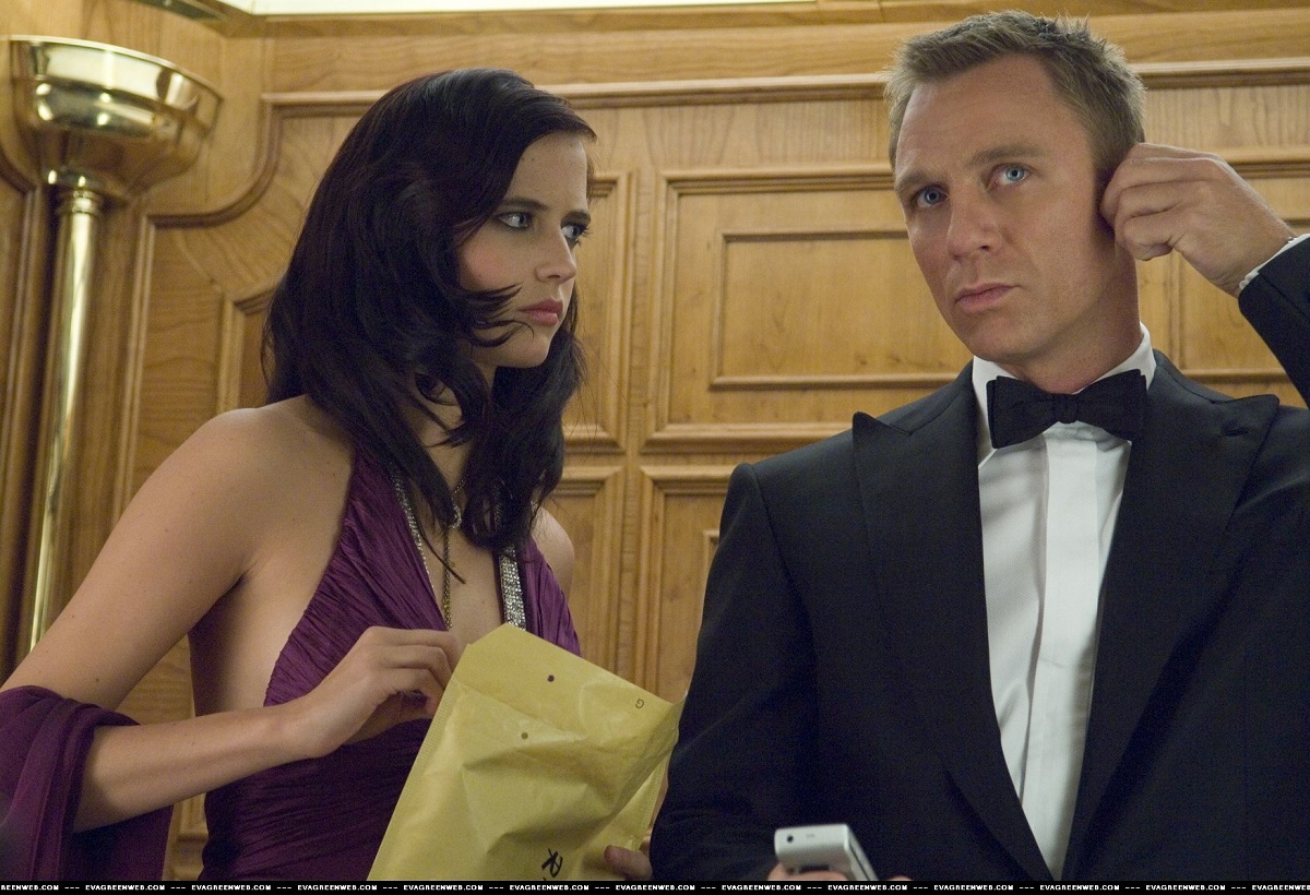 Daniel Cragi în Casino Royale, filmul James Bond din anul 2006. Apare alături de Eva Green, care o joacă pe Vesper și e îmbrăcată într-o rochie mov