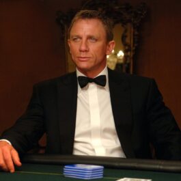 Daniel Craig în filmul James Bond Casino Royale. Îmbrăcat în costum negru, cămașă albă, cu papion