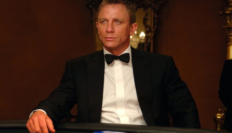 Daniel Craig în filmul James Bond Casino Royale. Îmbrăcat în costum negru, cămașă albă, cu papion
