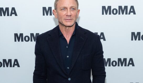 Daniel Craig, pe covorul roșu MOMA, în 2020, la ecranizarea Casino Royale. A prtat un costum negru, pe un fundal alb