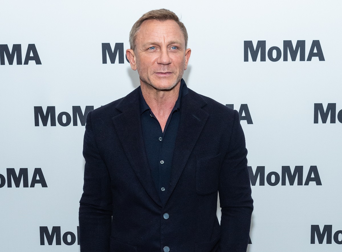Daniel Craig, pe covorul roșu MOMA, în 2020, la ecranizarea Casino Royale. A prtat un costum negru, pe un fundal alb