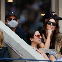 DiCaprio și iubita sa, la US Open 2021, în tribune, la meciul dintre Daniil Medvedev și Novak Djokovic