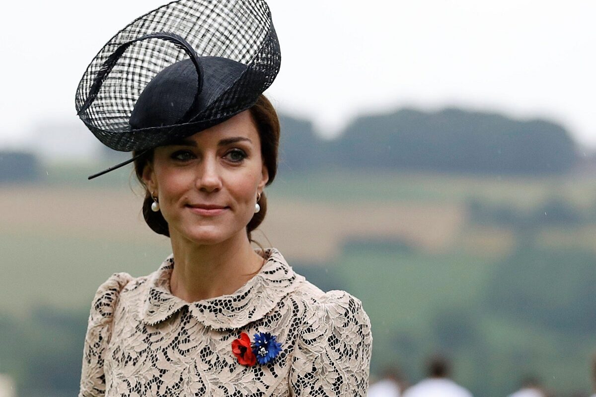 Kate Middleton la aniversarea Bătăliei de la Somme, în anul 2016. Poartă o pălărie mare neagră și o bluză bej