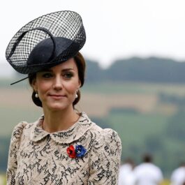 Kate Middleton la aniversarea Bătăliei de la Somme, în anul 2016. Poartă o pălărie mare neagră și o bluză bej