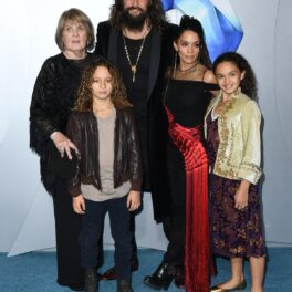 Jason Momoa alături de mama sa, Coni Momoa și cei doi copii, Lola Momoa și Nakoa-Wolf-Momoa împreună cu soția lui Lisa