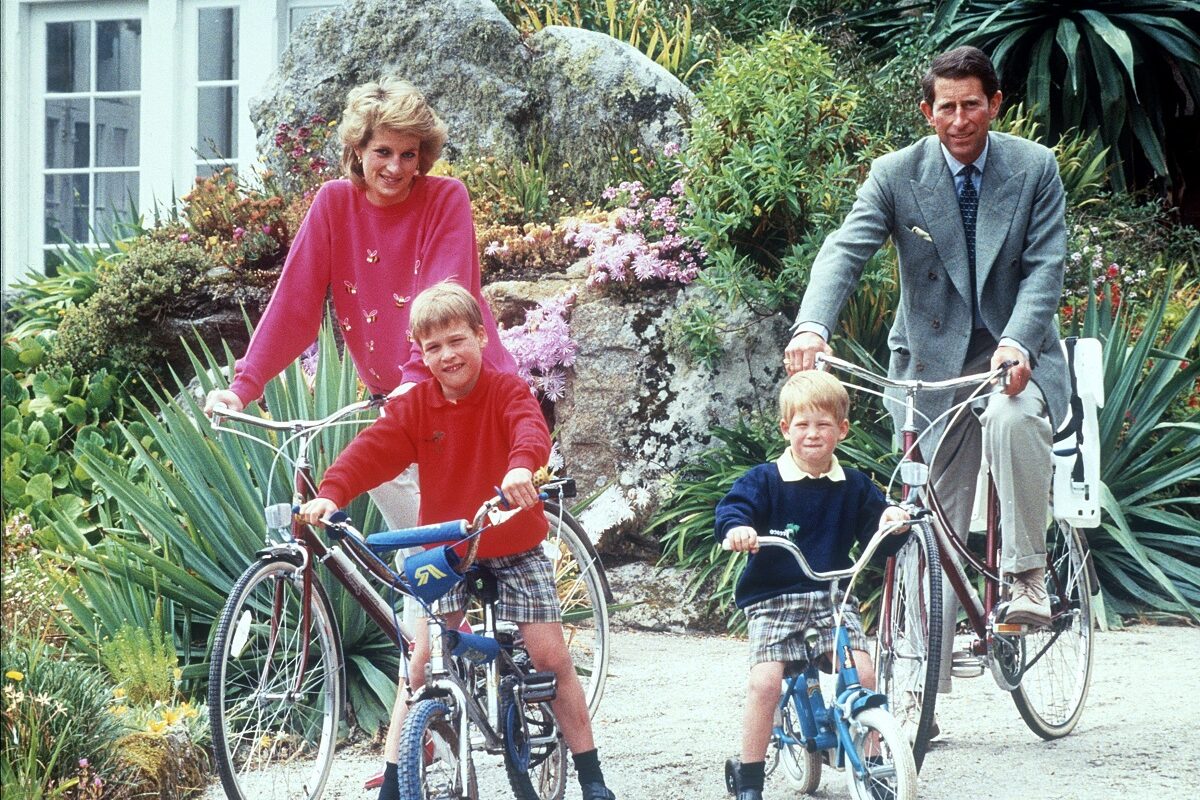 Diana, Prințul Charles și fiii lor, Prințul William și Prințul Harry, au mers în vacanță în vara anului 1989 în SCilly Isles. Toți patru sunt pe bicicletă