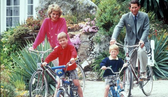 Diana, Prințul Charles și fiii lor, Prințul William și Prințul Harry, au mers în vacanță în vara anului 1989 în SCilly Isles. Toți patru sunt pe bicicletă