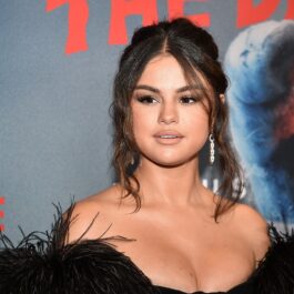 Selena Gomez pe covorul roșu al filmului The Dead Don't Die, din 2019. A purtat o rochie neagră, cu decolteu adânc, și ornamente din pene în jurul umerilor