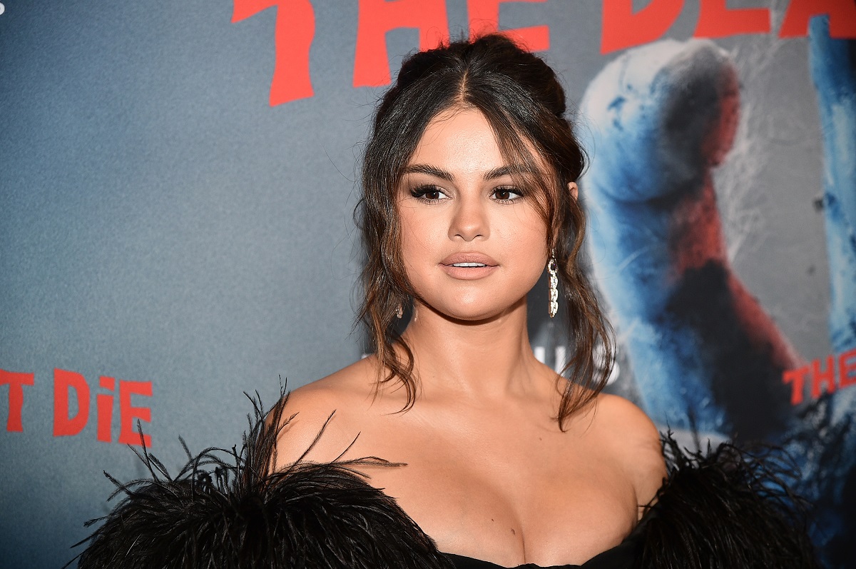 Selena Gomez pe covorul roșu al filmului The Dead Don't Die, din 2019. A purtat o rochie neagră, cu decolteu adânc, și ornamente din pene în jurul umerilor