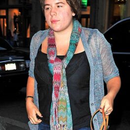 Isabella Cruise, în anul 2010, surprinsă în timp ce era la cumpărături. Poartă o bluză neagră, cu un fular multicolor