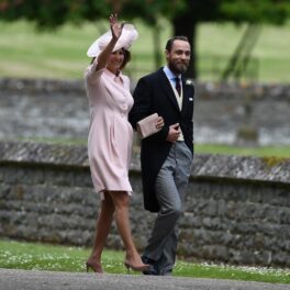 James și Carole Middleton la nunta lui Pippa Middleton din anul 2017. Carole poartă o ținută roz, James poartă o jachetă albastră și pantaloni gri. Sunt pe peluză
