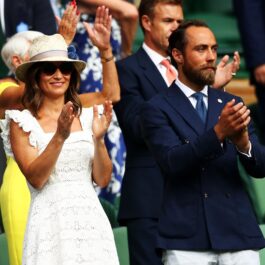 James și Pippa Middleton la turneul Wimbledon din anul 2018. Se află în tribune. Ea e îmbrăcată în alb, el poartă o jachetă albastră