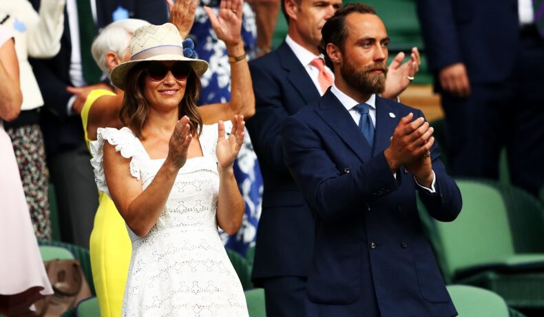 James și Pippa Middleton la turneul Wimbledon din anul 2018. Se află în tribune. Ea e îmbrăcată în alb, el poartă o jachetă albastră