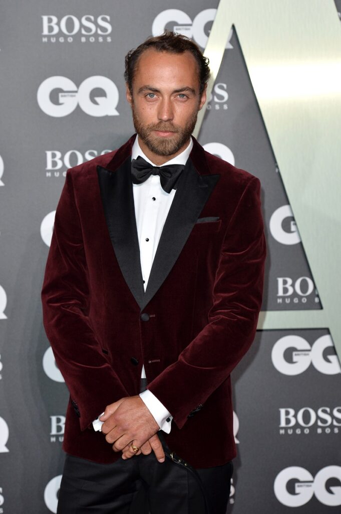 James Middleton pe covorul roșu, în anul 2019, la GQ Men of the year awards. Poartă o jachetă viinie, cu papion negru, și cămașă albă