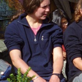 Kate Middleton, 2001, într-o expediție organizată de Raleigh International. Poartă o bluză albastră