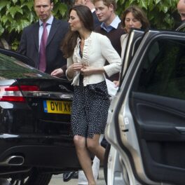 Kate Middleton a participat la repetiția pentru nunta ei din anul 2011. E îmbrăcată întro rochie neagră, cu buline albe și o jachetă albă