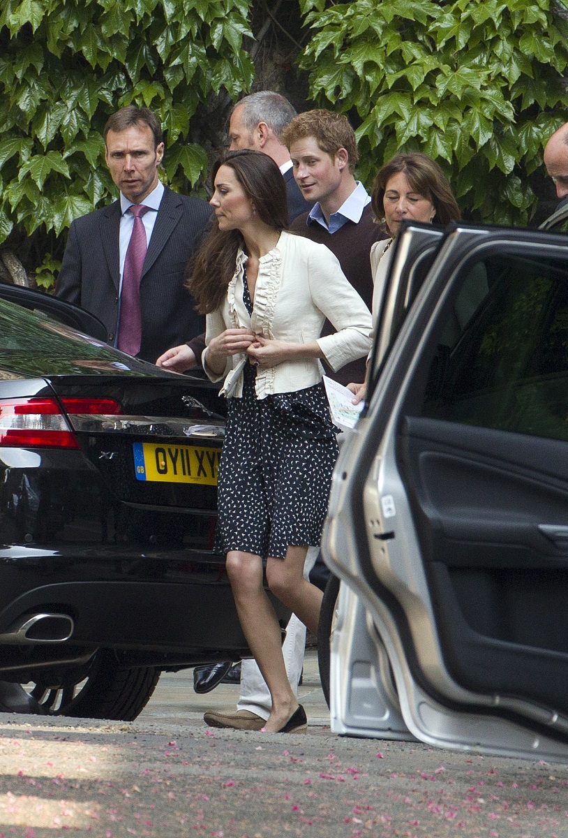 Kate Middleton a participat la repetiția pentru nunta ei din anul 2011. E îmbrăcată întro rochie neagră, cu buline albe și o jachetă albă