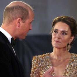 Prințul William, fotografiat în timp ce discută cu Kate Middleton la premiera filmului No Time to Die