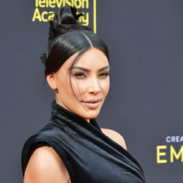 Kim Kardashian, la un eveniment în 2019, la panou, îmbrăcată într-o rochie elegantă