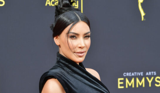 Kim Kardashian, la un eveniment în 2019, la panou, îmbrăcată într-o rochie elegantă