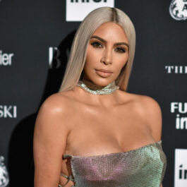 Kim Kardashian, într-o rochie argintie, pe covorul roșu la un eveniment Harper's BAZAAR