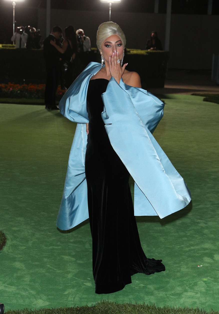 Lady Gaga, la un eveniment în Los Angeles, în timp ce fotografiază pentru presă