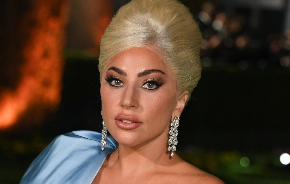 Lady Gaga, într-o rochie lungă, neagră, la un eveniment în Los Angeles