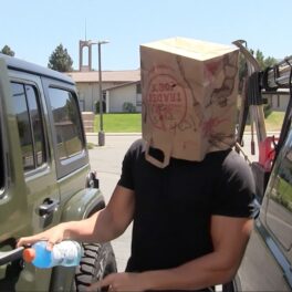 Logodnicul lui Britney Spears, Sam Asghari în timp ce deschide portiera la mașină și poartă pe cap o pungă de carton de cumpărături
