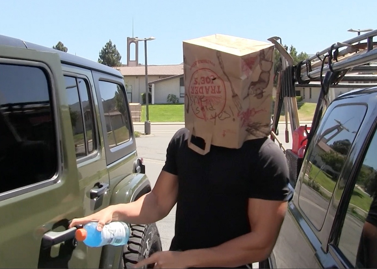 Logodnicul lui Britney Spears, Sam Asghari în timp ce deschide portiera la mașină și poartă pe cap o pungă de carton de cumpărături