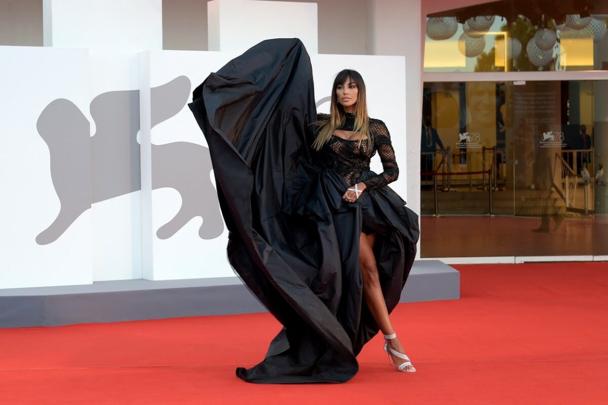 Mădălina Ghenea, pe covorul roșu al Festivalului de Film de la Veneția 2021, într-o rochie neagră