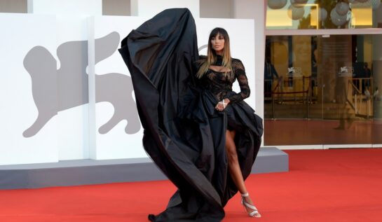 Mădălina Ghenea, pe covorul roșu al Festivalului de Film de la Veneția 2021, într-o rochie neagră