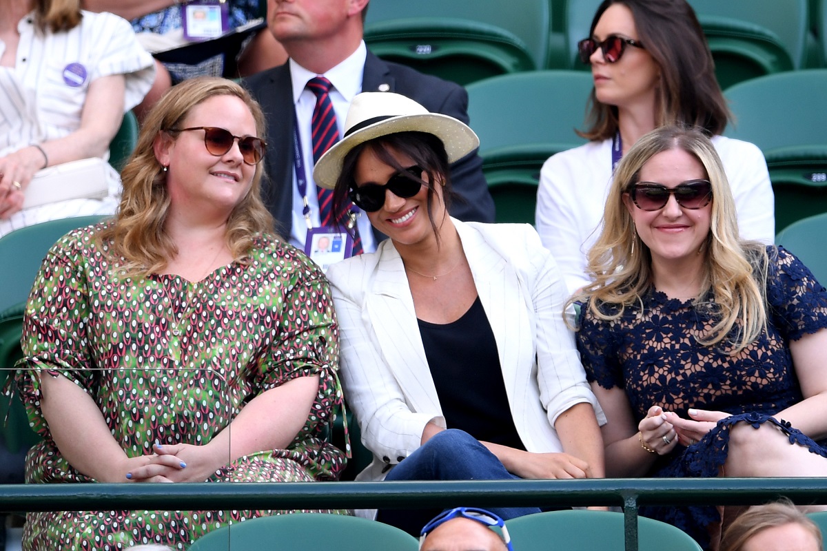 Meghan Markle la Wimbledon, într-unul din cele mai emoționante momente cu Meghan Markle ca mamă, în 2019, în tribune. E îmbrăcată cu o bluză neagră, sacou alb și blugi, cu o pălărie