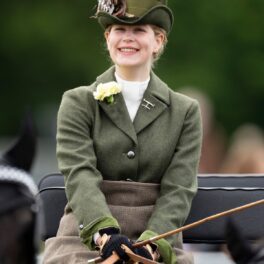 Lady Louise Windsor în timp ce poartă un costum verde cu pălărie și stă într-o trăsură trebuie să ia o decizie foarte importantă