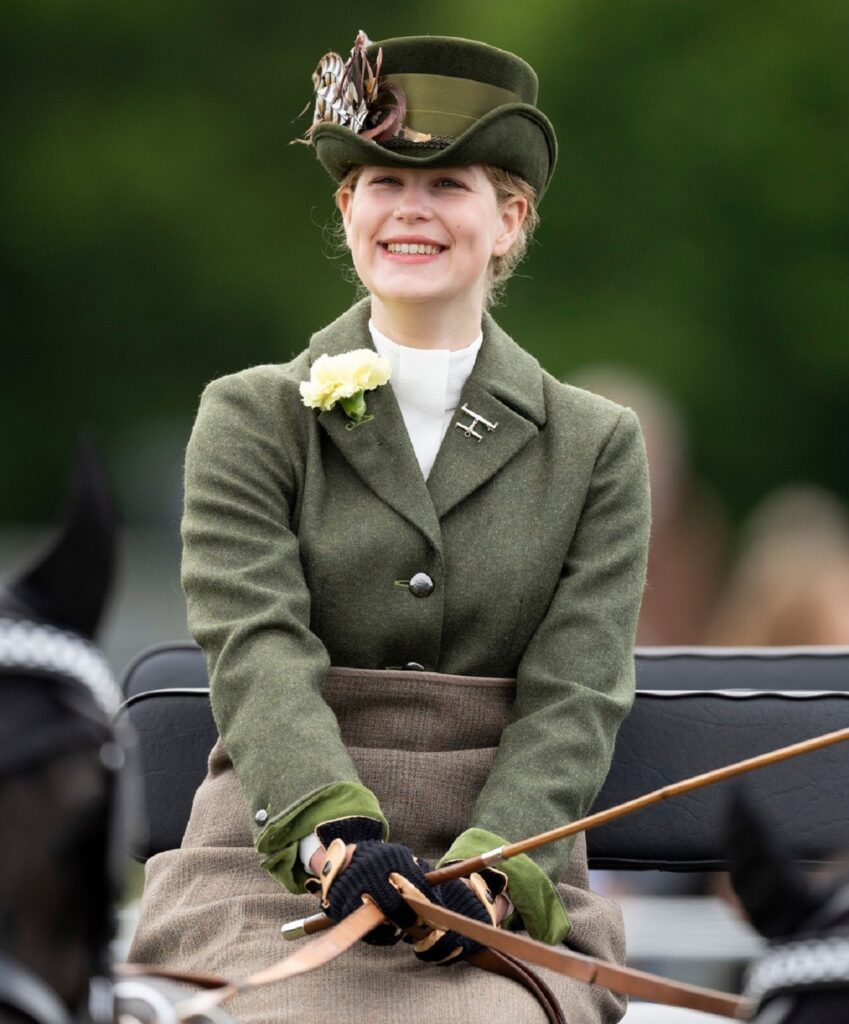 Lady Louise Windsor în timp ce poartă un costum verde cu pălărie și stă într-o trăsură trebuie să ia o decizie foarte importantă