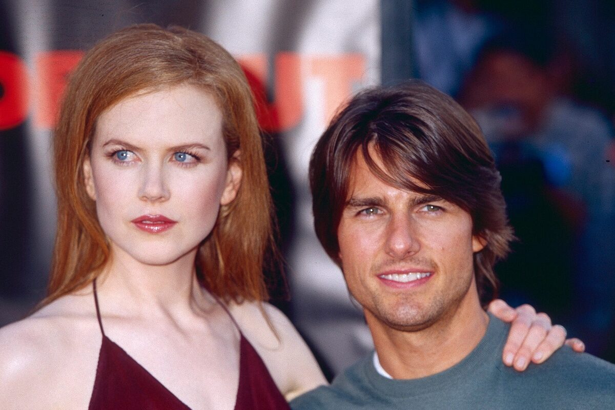 Nicole Kidman și Tom Cruise, în 1990. Ea poartă un top vișiniu, el poartă o bluză gri