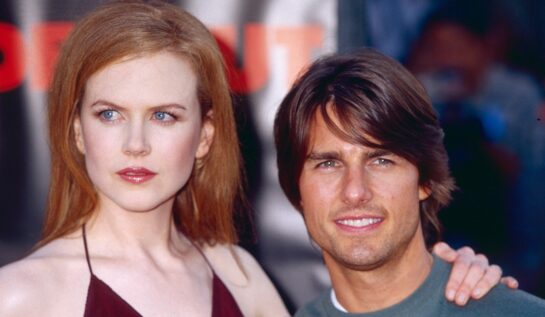Nicole Kidman și Tom Cruise, în 1990. Ea poartă un top vișiniu, el poartă o bluză gri