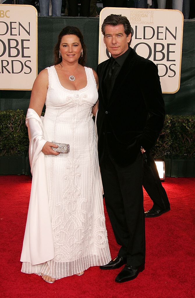 Pierce Brosnan și soția sa, pe covorul roșu, îmbrăcați elegant