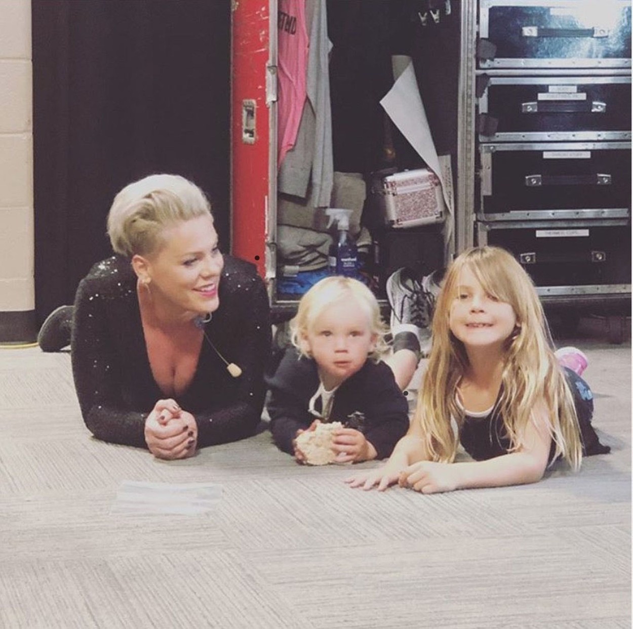 Pink și copiii ei, la studioul de înregistrări pe podea