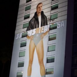 Posterul cu Justin Bieber care a fost amplasat pe un bloc înalt din Hollywood, având imaginea artistului doar în partea de sus, iar în partea de jos fiind o pereche de picioare goale