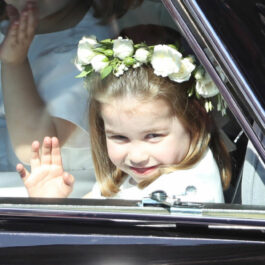 Prințesa Charlotte, într-o mașină, fotografiată în timp ce le face cu mâna fotografilor