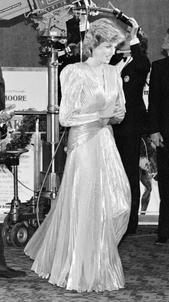 Prințesa Diana, într-o rochie argintie, lungă și elegantă, la premiera filmului A View to a Kill