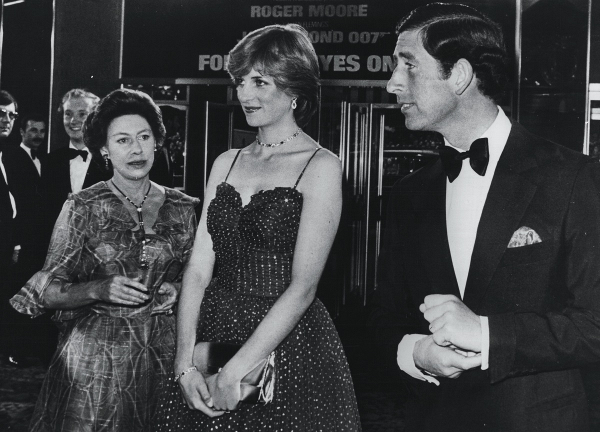 Prințesa Diana și Prințul Charles în 1981, la premiera filmului For Your Eyes Only, din franciza James Bond. Ea poartă o rochie roșie, el poartă costum