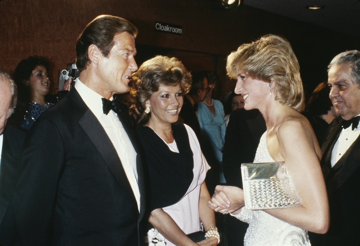 Prinesa Diana, Roger Moore, la premiera Octopussy din 1983. Ea poartă o rochie albă cu o singură mânecă, el poartă un costum negru