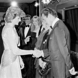 Prințesa Diana, fotografiată în timp ce dă mâna cu Roger Moore, la premiera fimului A View to a Kill