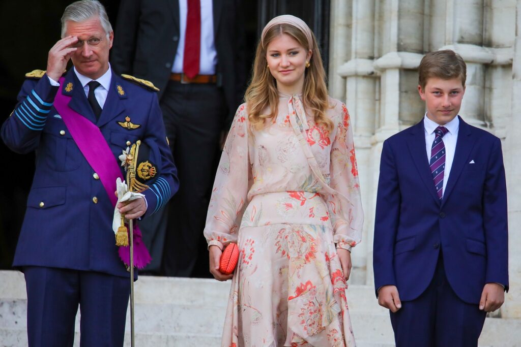 Regele Phillippe și Prințesa Elisabeta ai Belgiei, de ziua națională a țării, în anul 2020. Ea poarta o rochie bej, cu flori, tatăl ei poartă costum cu panglică mov