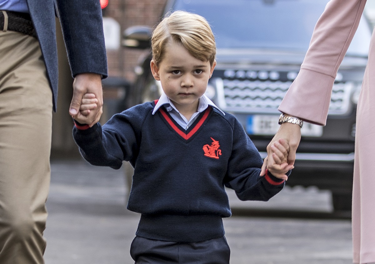 Prințul George merge la școală în anul 2017, alături de tatăl lui și învățătoare. E îmbrăcat în uniforma albastră cu roșu