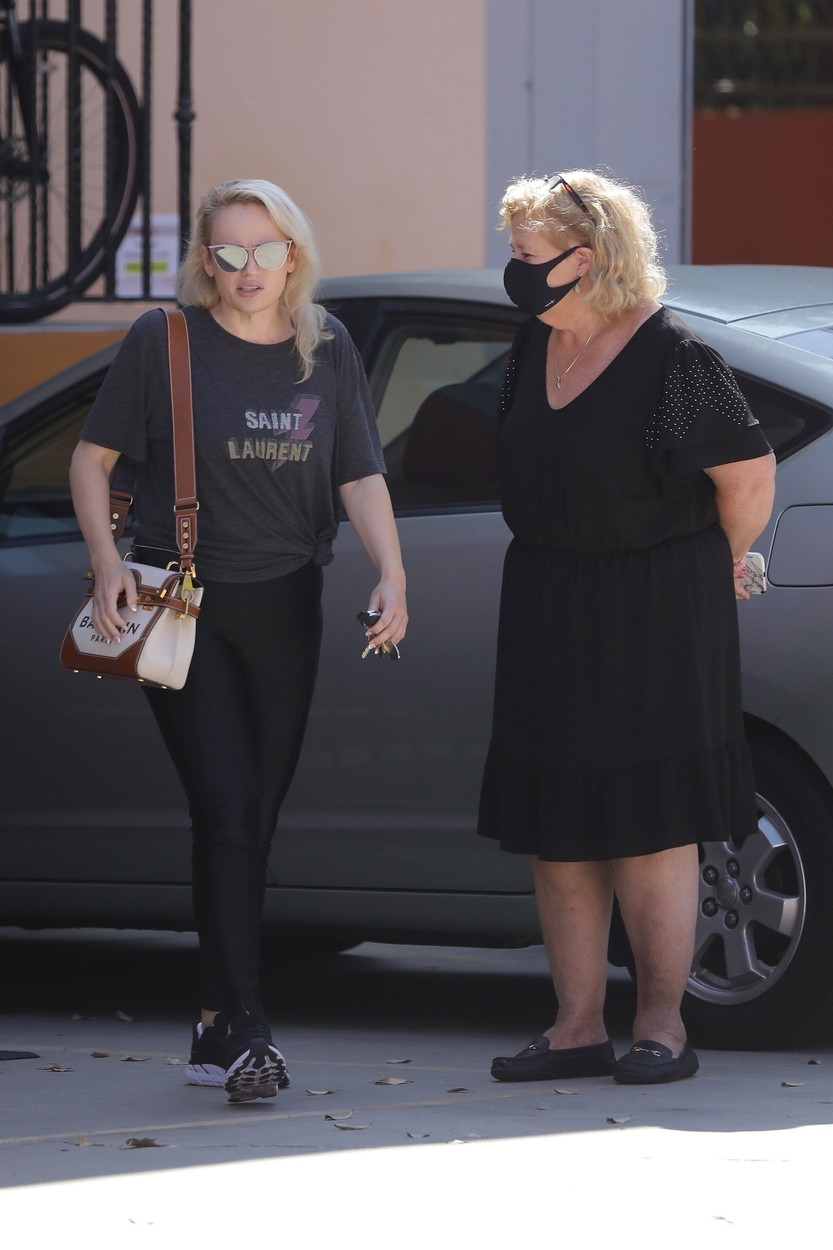 Rebe Wilson, pe stradă în Los Angeles, cu mama sa, îmbrăcate în negru amândouă